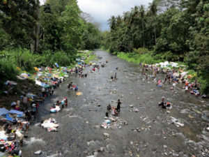 Rio Abade, vicino a Agua Izé: le donne fanno il bucato la domenica mattina    (foto Giorgio Pagano) 