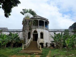 Sao Tomè, roça di Agua Izè, edificio all ingresso    (2015)    (foto Giorgio Pagano)