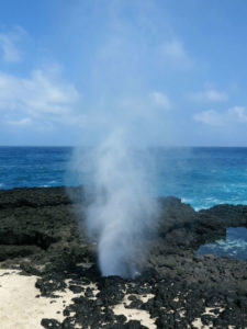 Ilheu das Rolas, Boca do Inferno: le onde si incuneano tra gli scogli, da cui si elevano spruzzi altissimi    (foto Giorgio Pagano) 