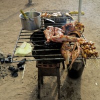 Micolò,pesce,banana e fruta-pao sulla brace