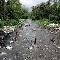 Agua Izè,le donne fanno il bucato nel rio Abade la domenica mattina